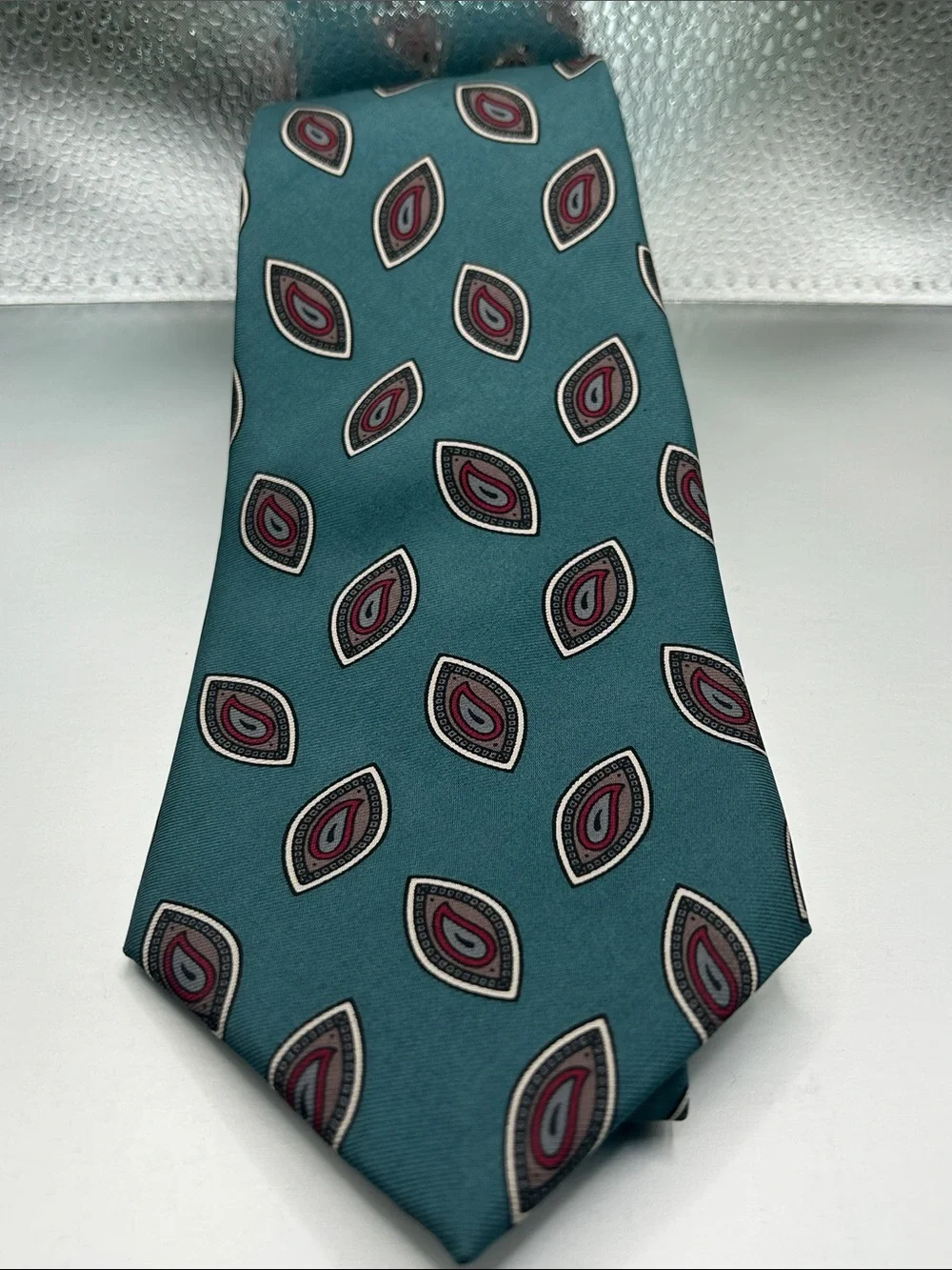 Oscar de la Renta Men’s Silk Tie Green Red Paisley Pattern Designer accessory